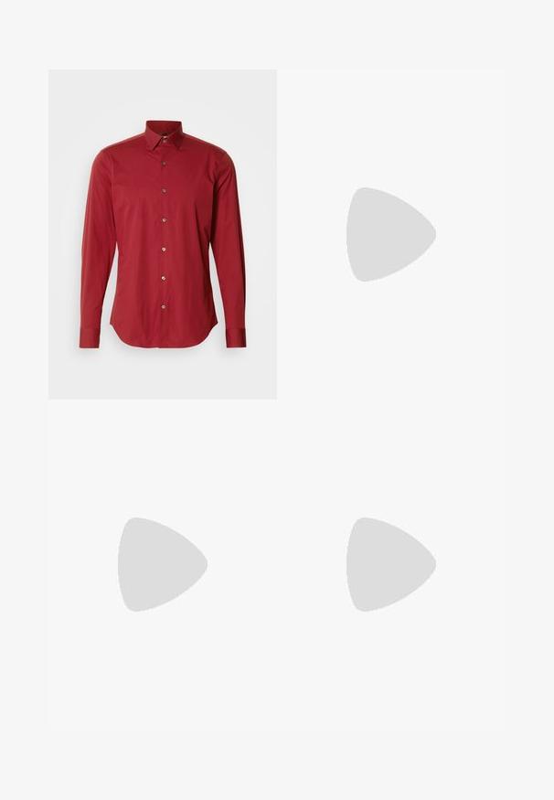 Rotes Langarmhemd mit Button-Down-Kragen, Frontblende mit silbernen Knöpfen und einem glatten, leichten Stoff.; Schwarze, maßgeschneiderte Hose mit geradem Bein, vorderen Taschen und Knopfverschluss. Aus glattem Stoff mit leichtem Glanz gefertigt.; Schwarze Leder-Ankle-Boots mit spitzer Zehenpartie, minimalen Nähdetails, einem mittelhohen Blockabsatz und einer glatten, polierten Oberfläche.; Schwarzledergürtel mit einer mattscharzen rechteckigen Metallschnalle und zwei Gürtelschlaufen auf weißem Hintergrund.
