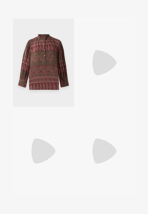 Chemise bordeaux à col montant, ornée de motifs floraux, en tissu texturé, avec des manches longues à détails froncés.; Jupe en cuir noir avec un ourlet asymétrique et un design en panneaux, dotée d'une texture lisse et d'un éclat subtil.; Bottine en cuir noir avec bout pointu et petit talon, présentée devant un mur en blocs de verre et un sol poli.; Sac à épaule en cuir noir, de forme courbée, avec une texture douce et une seule sangle; il comporte une fermeture éclair dorée et un logo discret.