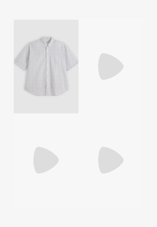 Camisa gris claro de manga corta con botones, patrón de cuadros sutil, bolsillo en el pecho delantero y cuello abotonado.; Chinos de algodón beige con un diseño de pierna recta, que cuentan con un cierre de botón y pliegues sutiles para dar textura. Tela suave y líneas limpias.; Zapatilla beige de ante con parte superior texturizada, contrafuerte de talón blanco liso, cordones finos y suela de goma. Presenta un diseño de perfil bajo.; Bolso tote de lona azul con bolsillo frontal y bordado rojo "O.N.S", con asas dobles y una correa ajustable para el hombro.