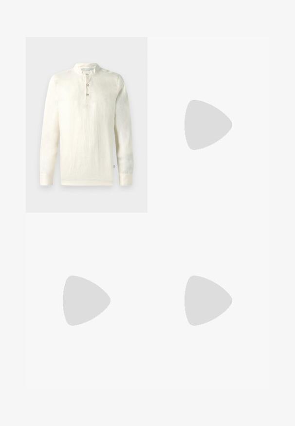 Camisa de manga larga en algodón color crema claro, con cuello mandarín, tapeta de tres botones y un acabado texturizado.; Pantalones cortos de algodón en amarillo pálido con un patrón floral. Cuenta con cierre de botón, bolsillos frontales y un corte recto con bordes doblados.; Zapato beige sin cordones con parte superior texturizada y suela tejida, colocado en posición vertical sobre una alfombra clara junto a una mesa circular marrón brillante.; Cinturón de tela tejida beige con extremos de ante y hebilla rectangular de metal, enrollado sobre un fondo gris claro.