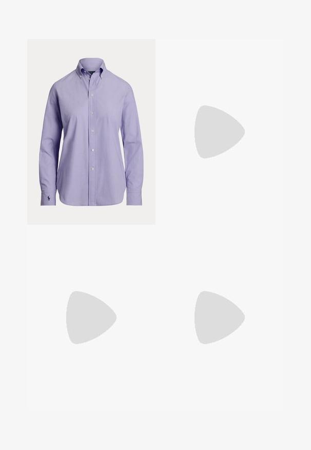 Lichtpaarse heren overhemd met lange mouwen, knopen, een aangeknopte kraag en een geborduurd logo op de linker manchet.; Blauwe denim jeans met rechte pijpen, vijf zakken, knoopsluiting en subtiele vervaging op dijen en knieën, plat op een witte achtergrond gelegd.; Lage roze suède sneaker met bruine rubberen zool en veters, met een klein goudkleurig RLL-logo op het zijpaneel.; Bruine leren handtas met korte bovenhandgreep en afneembare schouderriem, met goudkleurige hardware en een gebogen, slungelige vorm.