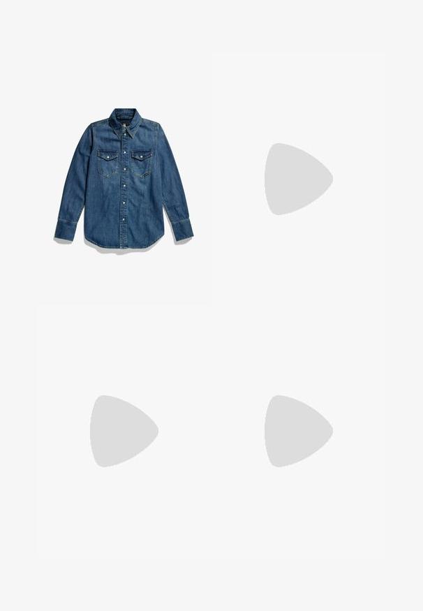 Denim overhemd in een diepblauwe kleur, met knopen aan de voorkant, twee borstzakken en een puntige kraag. Het heeft lange mouwen en een gebogen zoom.; Blauwe spijkerbroek met rechte pijpen, twee voorzakken en een tailleband met dubbele knoopsluiting op een witte achtergrond.; Bruine leren cowboylaars met witte borduursel, puntige neus en een gestructureerde blokhak. Bevat een lus voor eenvoudig aan- en uittrekken.; Bruine leren riem met grote sierlijke zilverkleurige metalen conchos en een rechthoekige zilverkleurige gesp met reliëfpatronen.