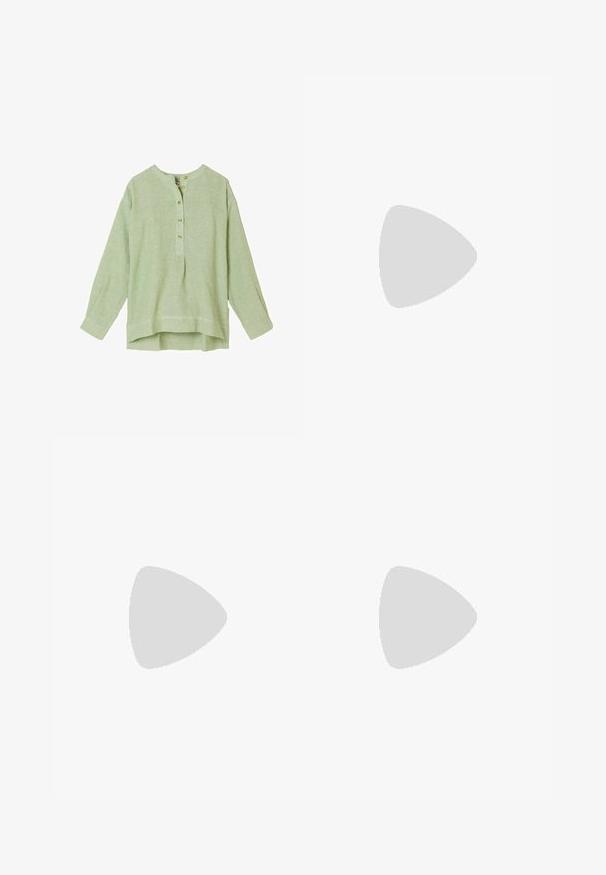 Camisa de lino verde claro de manga larga con escote redondo y cinco botones de madera a lo largo de una tapeta frontal parcial, dobladillo ligeramente más largo en la parte trasera.; Pantalones amplios color crema con cinturilla elástica y cordón. Textura suave, hasta la rodilla, con un corte holgado y sin patrones visibles.; South Beach TWO PART - Alpargatas - cream; Bolso tote de paja tejida con rayas horizontales naranjas, borde superior con flecos y dos correas de hombro de cuero marrón.