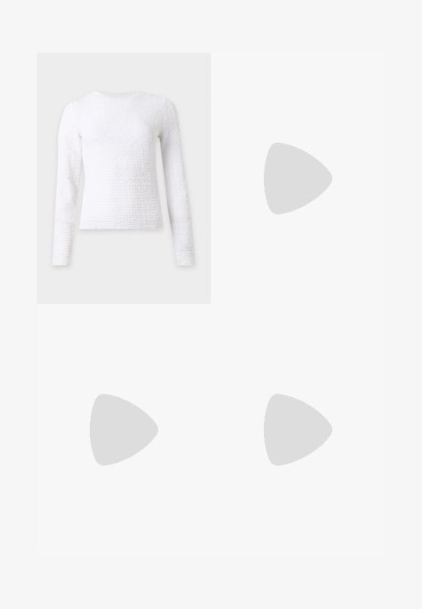 Top en tricot blanc texturé à manches longues, col rond et silhouette ajustée sur fond uni.; Jupe en damier noir et blanc en tissu à la texture lisse. Présente une silhouette droite et une fermeture éclair sur le côté.; Mocassins en cuir noir avec une semelle épaisse et dentelée, ornés d'un pompon décoratif à l'avant et d'une texture lisse et brillante.; Sac à épaule en cuir noir avec une sangle à boucle, des bords arrondis et des coutures blanches contrastées sur un fond uni.