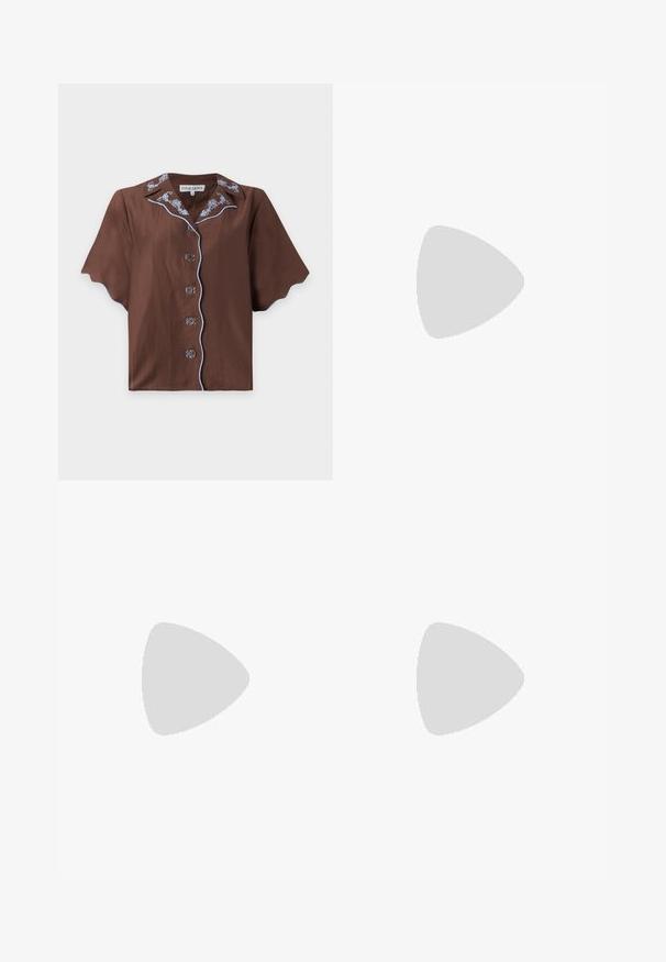 Braune Kurzarmbluse mit blau besticktem Blumenkragen und passender blauer Paspelierung entlang der Knopfleiste und am Saum.; Denim-Shorts in Mittelblau mit hoher Taille, fünf Taschen, kontrastierenden Nähten und einem Metallknopfverschluss. Strukturierter Stoff mit einem leichten Verblassen.; Braune flache Sandale mit mehreren dünnen Riemen und einer kleinen Schnalle am Knöchel vor hellem Hintergrund.; Geflochtene Strohtasche in Halbmondform, mit einem braunen Ledertrageriemen und Akzenten. Strukturierte, natürliche Farbe mit glatten Kanten.