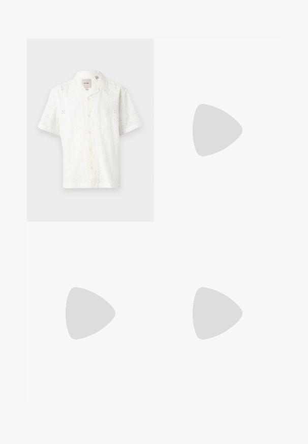 Korte mouwen witte shirt van textuurt katoen met een bloemig oogjespatroon, knoopsluiting aan de voorkant en kraag.; Grijze denimshorts met een omgerolde zoom, voorzien van een vijf-pocket ontwerp, knoopsluiting en subtiele vervaging langs de stof.; Zwart-grijze herensandaal met open teen, twee verstelbare klittenbandriemen en een gevoerde zool op een witte achtergrond.; Zwarte rechthoekige crossbodytas met voorvak met rits, verstelbare schouderriem en kleine Calvin Klein logo-patch.