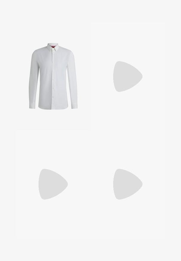 Hvid langærmet skjorte med krave, der kan knappes op, med en glat tekstur, lige snit og diskrete detaljer langs fronten.; Skræddersyede mørkegrå bukser med en glat tekstur, slim fit, flad front og standard talje. Har pressede folder og ingen synlige mønstre.; Sort læder monk strap sko med sølvspænde, svævende over beige tæppe med brun gennemsigtig møbler i baggrunden.; Sort læderbælte med en tekstureret sort og hvid spænde med logoet "HUGO" og et rødt accentdetalje.