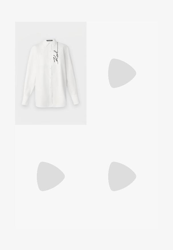 Camisa blanca de manga larga confeccionada en algodón, con un bolsillo delantero y una firma bordada en negro en el lado izquierdo. Cuello clásico y cierre con botones.; Pantalones de chándal negros con un diseño de pierna ancha, cintura elástica y bordado floral en el dobladillo. Fabricados con una tela suave y elástica.; Tacones de hebilla trasera de punta afilada de charol negro con ribete con marca KARL LAGERFELD, usados en pies que están de pie sobre suelo de madera.; Bolso negro con forma curva, material texturizado, logotipo plateado y una correa delgada. Cierre superior con cremallera y características de diseño minimalista.