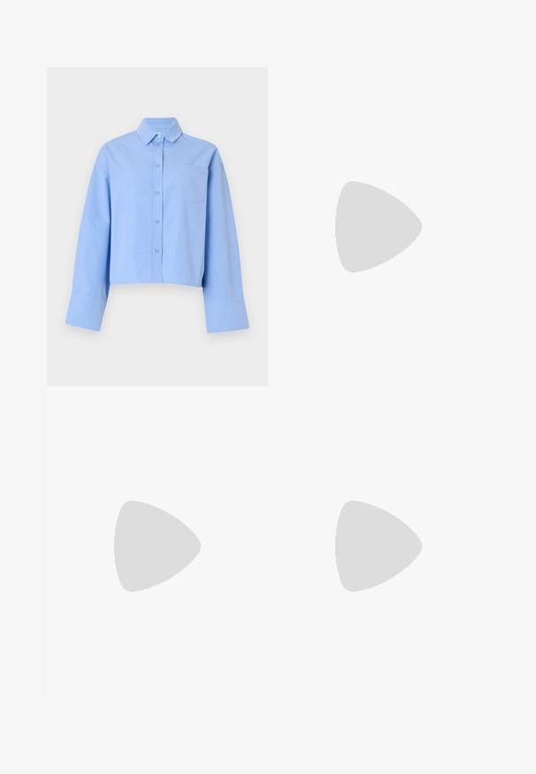 Chemise courte bleu clair en tissu, avec un devant à boutons, de grands poignets et une poche poitrine avec un branding discret.; Pantalons noirs à jambes larges en tissu lisse, avec poches avant et fermeture à bouton à la taille. Design minimaliste sans motifs.; Chaussure plate en cuir noir avec un bout arrondi, une seule sangle réglable à boucle et une texture lisse et brillante. Design minimaliste avec un petit talon.; Sac à main noir en forme de croissant avec une poignée courte, un détail de chaîne dorée sur un côté et une bandoulière longue amovible.