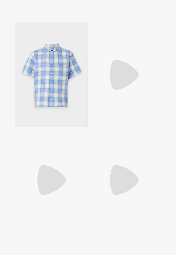 Kurzarmshirt aus leichtem Stoff mit einem blau-weißen Karomuster und zarten rosa Akzenten. Beinhaltet eine Brusttasche und Knöpfe.; Hellblaue Karobluse-Shorts aus einem Baumwollmix, mit fünf Taschen, Knopfverschluss und lockerer Passform. Die Textur ist glatt und weich.; Weißer Sneaker aus glattem Leder, runde Zehenpartie, minimalistisches Design, graue Fersenkante und strukturierte Gummisohle.; Beige Canvas-Shopper mit Fronttasche, zwei Griffen, verstellbarem Schulterriemen und kleinem gelbem "O.N.S"-Text unten rechts auf der Tasche.