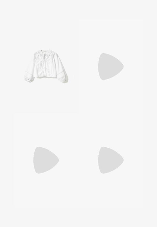 Hvid crop top med rund hals, pufærmer og bindebånd foran. Har delikat blonderkant langs halsudskæringen og ærmekanter.; Solid lyserød A-formet mininederdel med en glat talje, vist på en hvid baggrund.; Sorte læder balletflade med spids tå, flad sål og en enkelt ankelrem med en rektangulær spænde. Glat tekstur hele vejen igennem.; Hvid plisseret clutch-taske med en fremtrædende sløjfedetalje og en guldkædetras. Blød tekstur med et samlet design på forsiden.