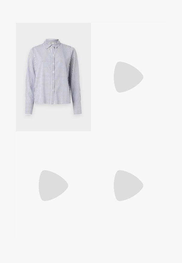 Stribet skjorte med krave, der har smalle blå og hvide lodrette striber, lange ærmer med mansjettdetaljer og en cropped design.; Lyseblå denimjeans med lige pasform, høj talje og subtile falmninger. Har fem lommer og knaplukning.; Sorte læderloafers med en tyk, rillede gummihæl. Har en rund tå og et vandret rem over vamps. Tekstureret sål.; Lille sort blank håndtaske med to lange håndtag og snøre-detaljer i siden på en ensfarvet lys baggrund.