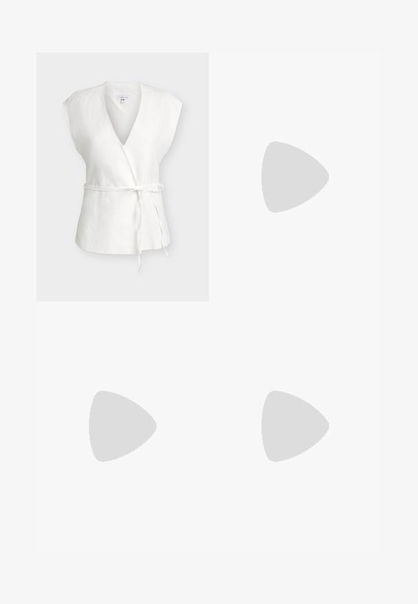 Λευκό αμάνικο μπλουζάκι τύπου wrap με λαιμόκοψη σε σχήμα V, ελαφρώς επενδυμένους ώμους και λεπτό φιόγκο στη μέση σε μονόχρωμο φόντο.; Μπλε σορτς με ψηλή μέση και ραμμένα πτυχώματα μπροστά, με κρυφό φερμουάρ, κατασκευασμένα από ελαφρύ ύφασμα.; Καφέ δερμάτινο σανδάλι με λουρίδα και επίπεδη μαύρη σόλα, εμφανίζεται σε πλάγια όψη σε λευκό φόντο.; Σκούρο καφέ δερμάτινη τσάντα ώμου με πλεκτή λαβή και εμφανείς λεπτομέρειες ραφής στο μπροστινό μέρος.