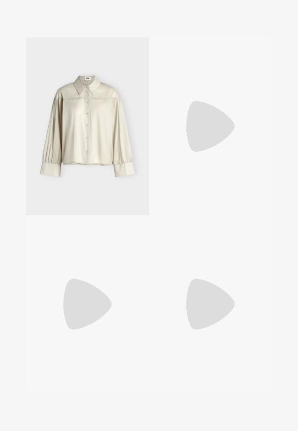 Beige blouse met lange mouwen, brede manchetten, knopen aan de voorkant, puntkraag en geplooide schouderdetails, afgebeeld op een effen achtergrond.; Lichtblauwe rechte jeans van denim, met een knoop- en ritssluiting, vijf zakken en contrasterende stikseldetails.; Olijfgroene platte slingback met spitse neus, lage zwarte hak en een gladde, glanzende afwerking.; Handtas van olijfgroen leer met lange handvatten, gouden Coach-logo en aangehecht leren label tegen een effen achtergrond.
