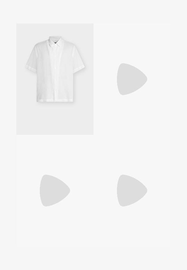 Chemise blanche à manches courtes avec boutons et col classique, présentée à plat sur un fond clair uni.; Shorts noirs décontractés avec taille élastique et cordon, longueur genou, en tissu léger.; Stuart Weitzman BERKLEY - Mules - espresso; Lunettes de soleil à monture ronde en métal doré avec des verres teintés marron reposant sur une surface blanche.