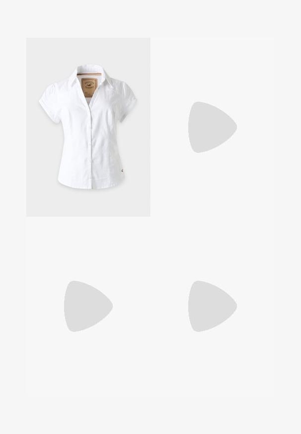 Chemise blanche à manches courtes avec boutons, col et taille cintrée, affichant l'étiquette de la marque Hollister California à l'intérieur du col.; Short en denim bleu clair avec ourlet effiloché, quatre poches et braguette zippée ; présente une légère décoloration et des accessoires argentés.; Jambes portant des leggings côtelés foncés associés à des ballerines noires avec de petits détails en nœud sur fond blanc.; Sac de tote en cuir tressé noir avec deux poignées, forme structurée et finition légèrement brillante sur un fond clair.