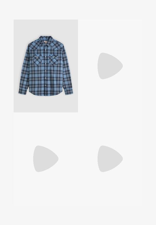 Langærmet skjorte med knapper, blå og sort ternet mønster, to brystlommer med knapper og spids krave på hvid baggrund.; Udbredte blå denim jeans med mellem vask, fem-lomme design og knaplukning. Har en falmet tekstur og let udtværing.; Kentucky's Western Cowboy- / bikerstøvlette - black; Læderbælte med et cremefarvet og brunt pletteret design, sølvspænde og en glat overflade med en kontrasterende mørk underside.