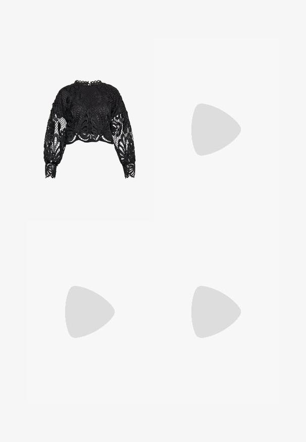 Sort cropped bluse med intrikate blonde design og blomster mønstre, lange pufærmer og en struktureret mesh-krop. Elegant og detaljeret finish.; Sorte, strukturerede bukser med bred benvidde og ribbede detaljer i taljen, der har et tredimensionelt, pigget overflademønster overalt.; Høje sorte læderstøvler med snørebånd foran, sidelænder, glat overflade, rund tå og robust lav hæl.; Sort snor choker med en bue-design. Lavet af glat materiale, har to ender med sølvfarvede spidser. Enkel og minimalistisk design.