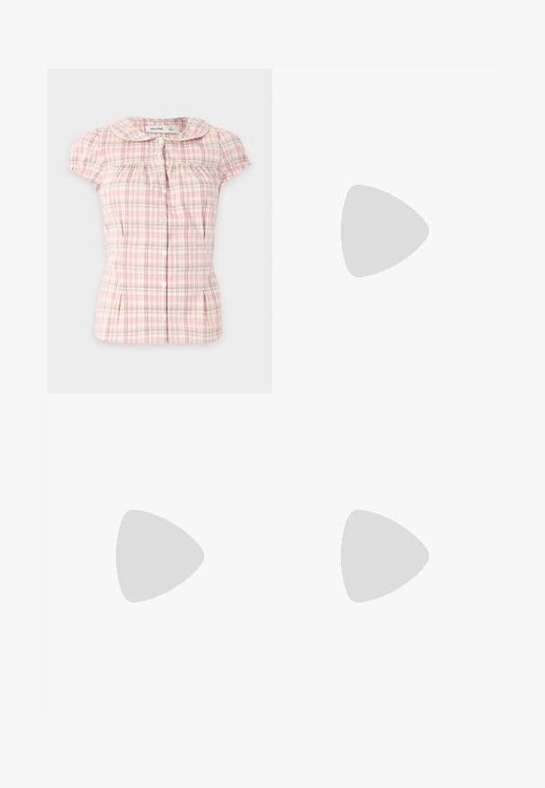 Kortemouwen roze-wit geruite blouse met knopen, een ronde kraag en geplooide details op de borst en mouwen.; Lichtblauwe, wijd uitlopende spijkerbroek van denim. Verbleekte delen op de dijen en knieën. Standaard tailleband met vijf zakken en metalen accenten.; Rode gepatenteerde leren balletschoenen met een ronde neus, een dunne band over de wreef en een vlakke zwarte zool. Gladde textuur en strakke afwerking.; Donker bordeaux glanzende handtas met een enkele dunne handgreep en een slanke trapeziumvorm op een effen lichte achtergrond.