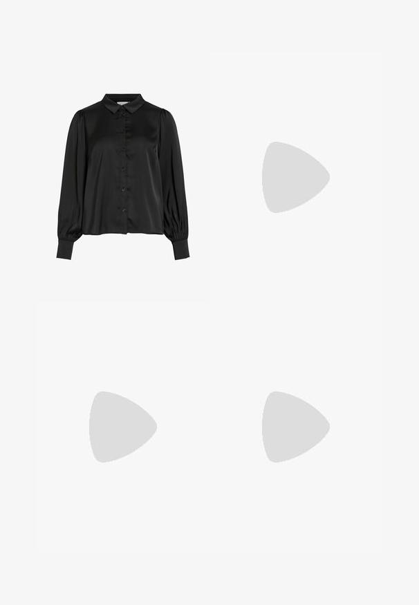 Sort satin bluse med lange ærmer, frontknapper, spidse krave, sammenrullede skuldre og manchetter.; Sort omslagsnederdel lavet af tekstureret stof med knyttet talje, lige silhuet og en let frynset kant. Ingen synlige mønstre eller accenter.; Sort flad slidesandal med en hævet blomstdekoration på remmen over tæerne.; Sort vævet rund håndtaske med flettet mønster og enkelt flettet håndtag fastgjort med gyldne metalkringle.