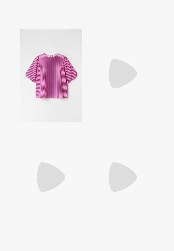 Kort shirt met roze en witte strepen, ronde hals en pofmouwen, met een sleutelgatopening aan de achterkant.; Roze linnen trousers met een relaxed fit, uitgerust met een voorste knoopsluiting, zijzakken en een recht model.; Blauwe rubberen teenslipper met gestructureerde zool en Y-vormige bandjes, afgebeeld tegen een effen witte achtergrond.; Zwarte zonnebril met een rechthoekig frame, donkere lenzen, gladde plastic materiaal en een metalen accent op de poot.
