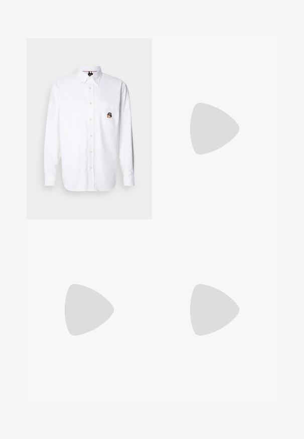Chemise blanche à manches longues avec col boutonné, poche avant présentant un petit logo "B" brodé en marron et noir.; Pantalons marron ajustés avec une coupe droite, présentant un pli avant, une texture lisse et une taille classique. Adaptés pour les occasions formelles.; Mocassin homme en cuir marron foncé avec panneau en tissu écru et détail classique de bride cousue, semelle plate et languette au talon.; Sac de sport en cuir marron avec deux poignées, une bandoulière noire réglable et un petit logo "BOSS" au centre à l'avant.