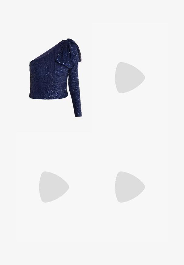 Navy sequined top, suunniteltu yhdelle olalle, jossa on röyhelöhiha, slim fit ja teksturoitu pinta, sisältäen kimaltavia pyöreitä paljetteja kauttaaltaan.; Laskuhousut leveillä lahkeilla tummasta denimistä. Ominaisuuksiin kuuluvat useat sivutaskut, raakareunus ja nappikiinnitys. Teksturoitu kangas.; Musta nahkainen platform-vartalon saapas, jossa on suuria hopeisia niittiä, pyöristetty kärki ja paksu korkea korko lisäämään korkeutta.; Hopeinen metallikaulakoru, jossa on tähti- ja kukkakuviot, sydämen muotoinen korostus, koristeltu kirkkailla kristalleilla ja lukolla.