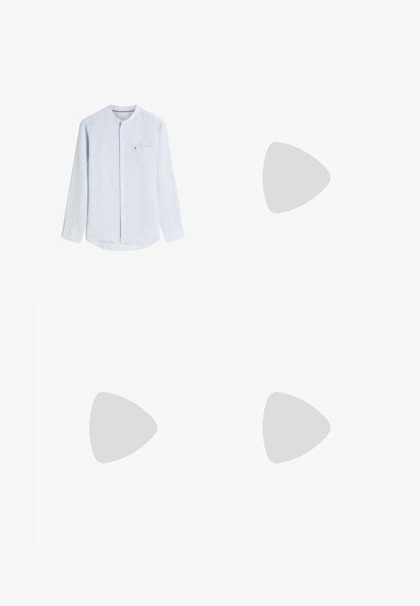Camisa de manga larga azul claro con rayas, cuello mandarín, botones delanteros, bolsillo en el pecho y pequeño logo en el bolsillo.; Shorts de color beige claro fabricados en algodón, con cierre de botón, bolsillos delanteros y dobladillo cosido. Textura suave con un diseño casual.; Sandalia de ante marrón con dos hebillas plateadas flotando sobre una superficie plateada brillante con capitoné, mostrando detalles de suela y plantilla negras.; Gafas de sol rectangulares con lentes ámbar, montura de metal dorado y varillas con patrón de carey, apoyadas sobre una superficie blanca.