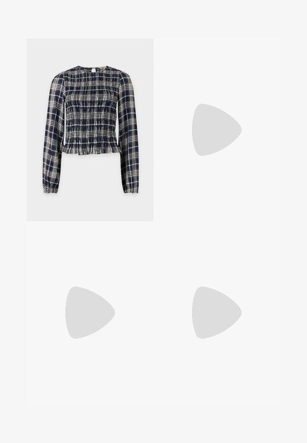 Marineblaue und weiße karierte Langarmbluse mit gerafften Details vorne und einem kleinen Schlüsselknopfverschluss hinten.; Helle blaue weit geschnittene Jeans aus Denim, mit hoher Taille, fünf Taschen und einem Knopfverschluss mit Reißverschluss.; Schwarzer Slingback-Pumps mit spitzer Zehenpartie und zwei goldfarbenen Schnallenriemen, die auf einer glänzenden silbernen gepolsterten Oberfläche ruhen.; Schwarze weiche Stoffhandtasche mit gerafftem oberen Rand und runden, gepolsterten Griffen, die auf jeder Seite mit Knoten gebunden sind.