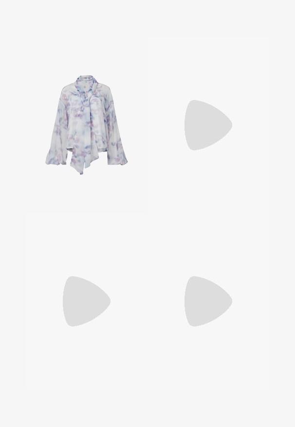 Transparante blouse met lange mouwen, paarse en blauwe aquarelprint, losse pasvorm, wijde mouwen en een strikdetail bij de kraag.; Zwierige midi-rok met hoge taille, abstracte aquarelprint in paarse, blauwe en zwarte tinten, met zachte plooien en asymmetrische zoom.; Paarse suedine slingback schoenen met een blokhak, uitgerust met een strik en versieringen op de teen. Verstelbare band voor een veilige pasvorm.; Metalen gouden clutch tas van geplooid stof, met een strikdetail aan de bovenkant en een gouden kettingband voor veelzijdigheid en gemakkelijk dragen.