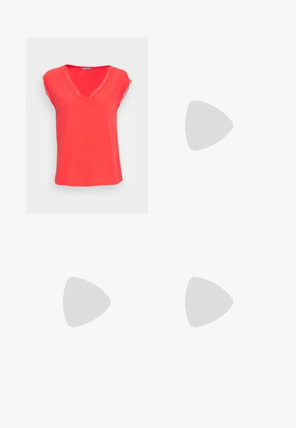 ONLY ONLJASMINA V NECK  - Bluse - poppy red; Sorte lige jeans med knaplukning, front- og baglommer samt kobbernitte detaljer på en hvid baggrund.; Sort læderloafer med tyk rillede sål, mok tå syning, remdetalje over toppen og trækstrop på hælen, vist i sideprofil.; Sorte rektangulære solbriller med mørkt tonede linser, tyk plastramme og brede stænger. Glat overflade og kantet design.