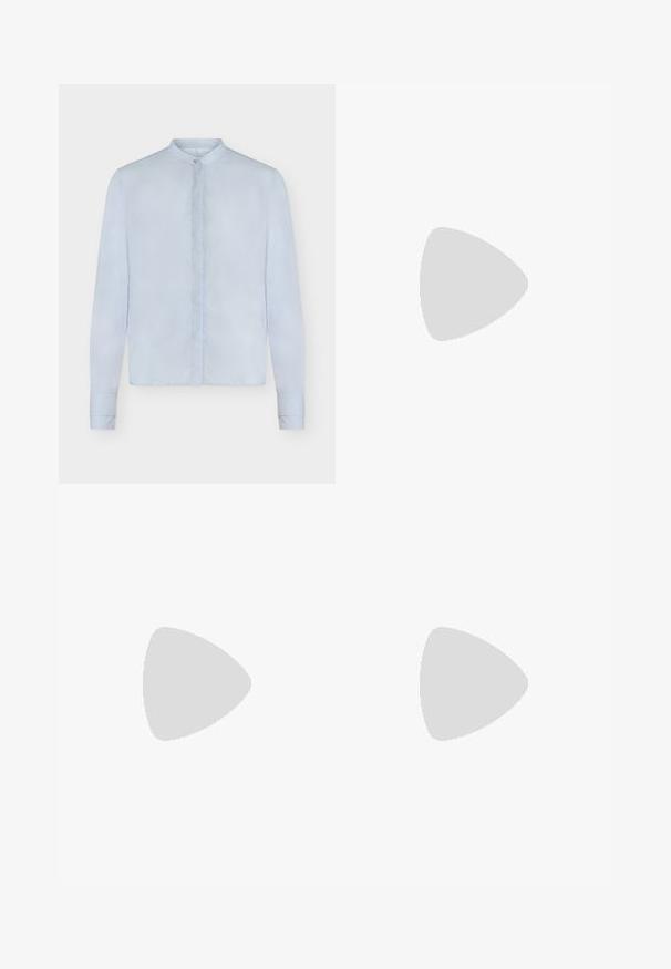 Blouse femme bleu clair à manches longues avec col mao et patte de boutonnage cachée, vue de face sur fond blanc.; Pantalon noir à jambes larges en tissu léger avec taille élastique et cordon de serrage ajustable. Texture lisse sans motifs visibles.; Sandale à talon haut en cuir verni noir avec bride à la cheville. Présente un design minimaliste, un bout ouvert et une boucle ornée de strass.; Sac à main en cuir noir Calvin Klein avec de longues anses, une étiquette logo à l'avant et un charme géométrique argenté suspendu à une anse.