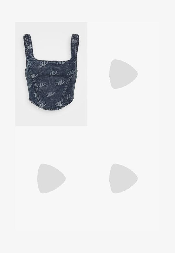 Jaded London MONOGRAM EMBOSSED CORSET - Top - blue; Lyseblå flare-jeans lavet af denim, med høj talje, forlommer og en falmet vask med subtile slidser nær lommerne.; Hvide sneakers med en kraftig sål, lagdelt mesh og syntetisk overdel, med mønstrede detaljer, snøresystem og hæl-dragtag.; Et par rektangulære solbriller med lyseblå gennemsigtige stel og mørkegrå linser, der har lige templer og minimale hardware detaljer.