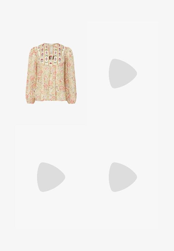 Blouse met een bloemenpatroon in pastelkleuren, voorzien van geborduurde verticale strepen en een sleutelgat halslijn, met pofmouwen en een zachte textuur.; Bloemen maxi rok met een elastische tailleband, gekenmerkt door een wit en groen patroon met perzikbloemen en een gelaagde ruches detail.; Beige suède enkellaarsje met een puntige neus en een gestapeld houten hak, met minimale stiknaad en een gladde textuur.; Bruine suède crossbodytas met verstelbare riem en kleine witte bloemenborduursel op de voorflap.
