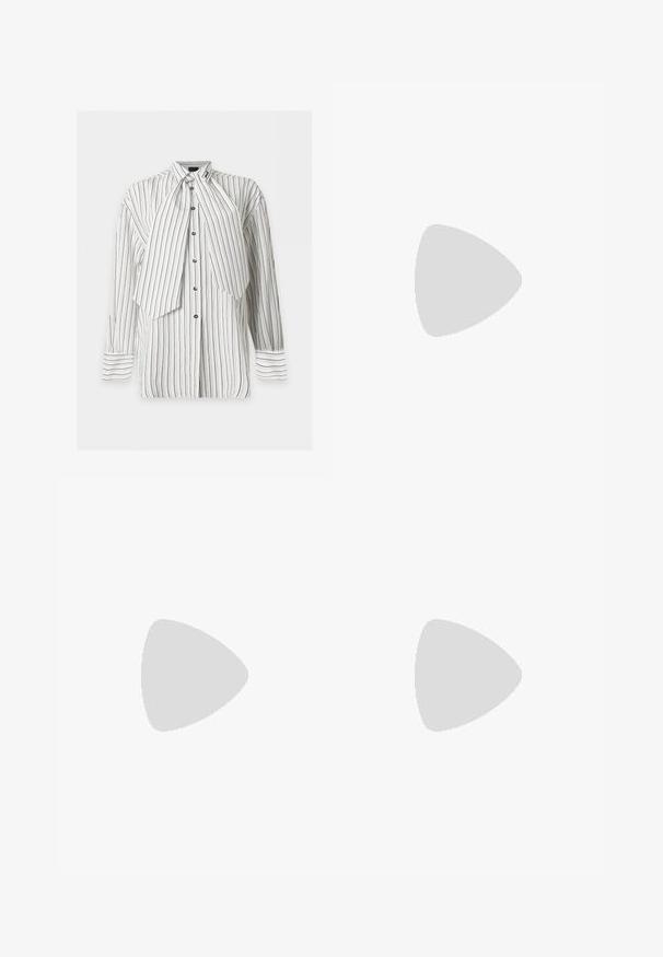 Witte blouse met lange mouwen en knopen, met dunne zwarte verticale strepen en een groot asymmetrisch dasdetail op een effen achtergrond.; Donkergrijze wikkelrok gemaakt van gestructureerde stof, met een knoopsluiting aan de linkerkant en een asymmetrische zoom.; Zwarte leren ballerina met een ronde neus, gladde textuur, minimale stikdetails en een flexibele zoolontwerp.; Zwarte leren clutch met geplooide textuur, zilverkleurig metalen frame, drukknopsluiting en kettingriem. Glad, zacht oppervlak.