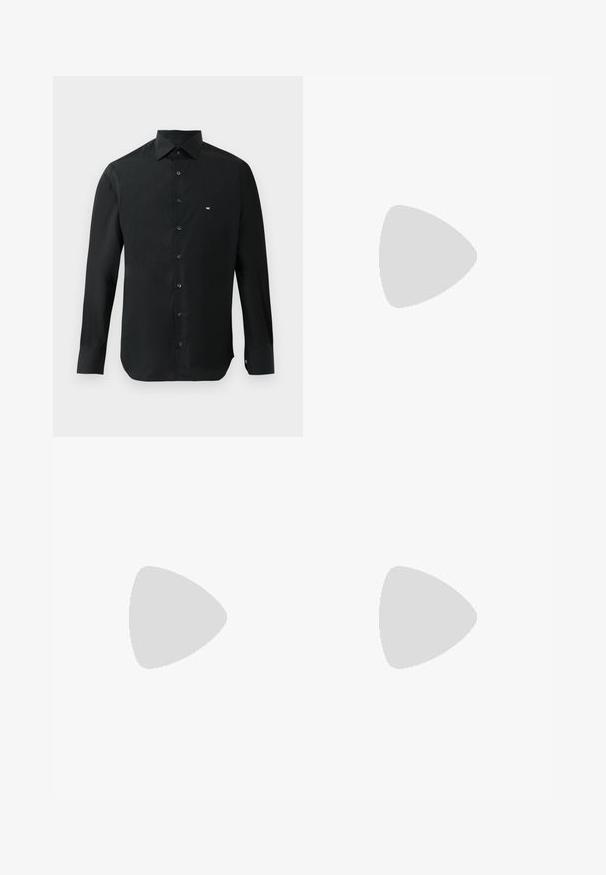 Must musta varrukatega särk, mis on valmistatud siledast kangast, millel on terav krae, nööbipluus ja väike valge logo vasakul rinnal.; Mustad puuvillased püksid sirge jala disainiga, millel on ees nööp sulgemine ja küljetaskud, sile tekstuur, nähtavad mustrid puuduvad.; Must musta kinga läikiva viimistluse, ümarate varbaga, paeltega kinnitamine ja madal läikiv konts, millel on nüansitatud õmblusdetail.; Mustmust nahkrihm hõbedase tundiga, lame disain, sile tekstuur ja kontrastsed õmblused ääres.