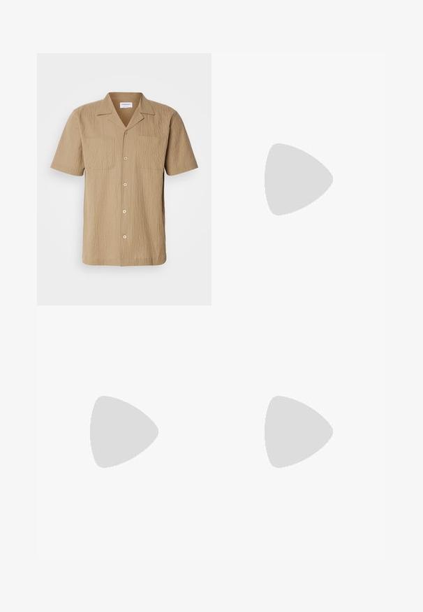 Kurzhülsiges, beiges Hemd aus strukturiertem Stoff. Verfügt über einen Kentkragen, zwei Vordertaschen und eine Knopfverschlüsse in lockerer Passform.; Beige Cargo-Shorts aus leichtem Stoff, mit zwei seitlichen Taschen und umgeschlagenem Saum. Knopfverschluss an der Taille.; Braune Wildleder-Pantoletten mit schwarzer Sohle, zwei verstellbaren Riemen mit Schnallen und weißer Nahtdetail, Seitenansicht auf weißem Hintergrund.; Dunkelbraune Veloursleder-Tote mit schwarzen Griffen und einem passenden rechteckigen Reißverschlussbeutel, der vorne befestigt ist.