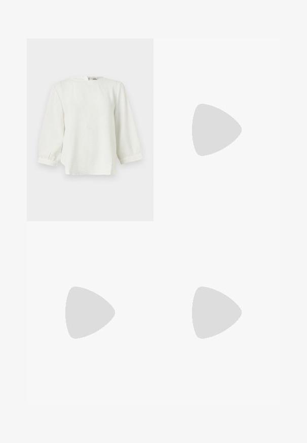 Blouse blanche à manches longues avec col rond, tissu légèrement texturé et poignets froncés sur un fond clair uni.; Vêtement brun foncé sur mesure avec un détail de plis verticaux sur une surface de tissu lisse.; Botte de cowboy en cuir noir avec découpes décoratives, boucle argentée et talon incliné, présentée sur fond blanc.; Sac à main en cuir verni marron de forme rectangulaire, avec deux longues poignées et des accents courbés subtils à l'avant.
