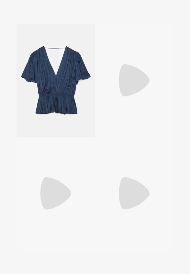 Maje LEVILLY - Bluse - marine; Marineblaue weite Hosen mit Wickeldesign, glattem Stoff, hoher Taille und einem einzelnen Knopfverschluss vorne.; Schwarzer Lackleder-Flachschuh mit spitzer Form, doppelten silbernen Schnallenriemen und Slingback-Absatz vor weißem Hintergrund.; Dunkelblaue Wildlederhandtasche mit weißen Nähten, einem ausgeschnittenen Griff, gemustertem Schulterriemen und langen Fransen an beiden Seiten.