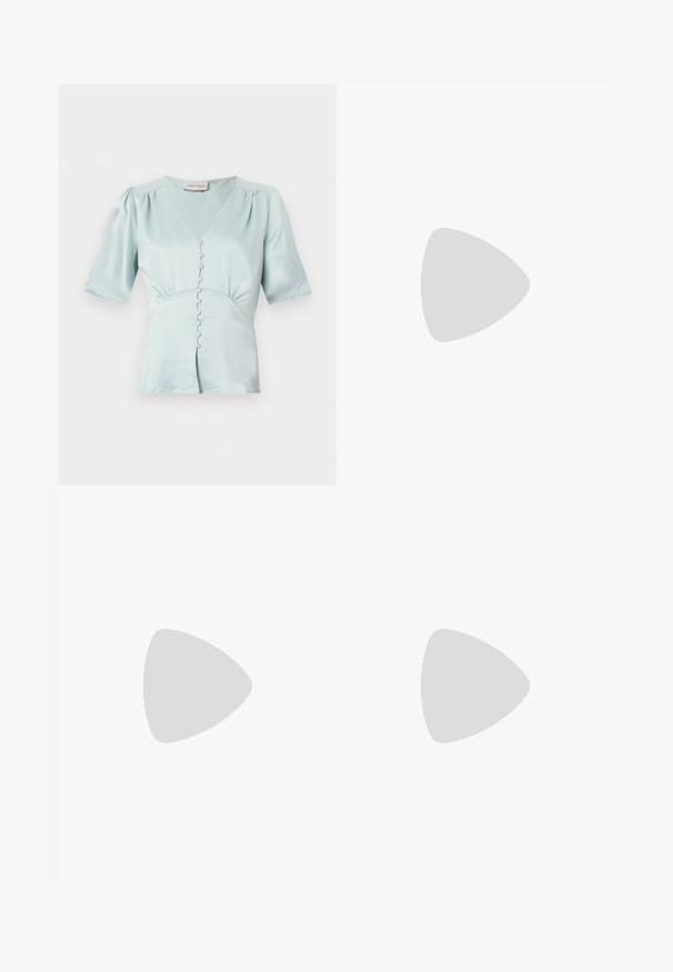 Lyseblå bluse med korte ærmer, V-hals, dækkede knapper foran, let puffede skuldre og detaljer med samlet talje.; Sorte velour bredbukser med to baglommer og en glat tekstur, der har en lige skæring og syede afslutninger ved anklerne.; Hvide slingback hæle med spids tå, glat overmateriale, lav blokhæl og sideudskæringsdesign med justerbar spænderem.; Pilgrim Øreringe - gold plated
