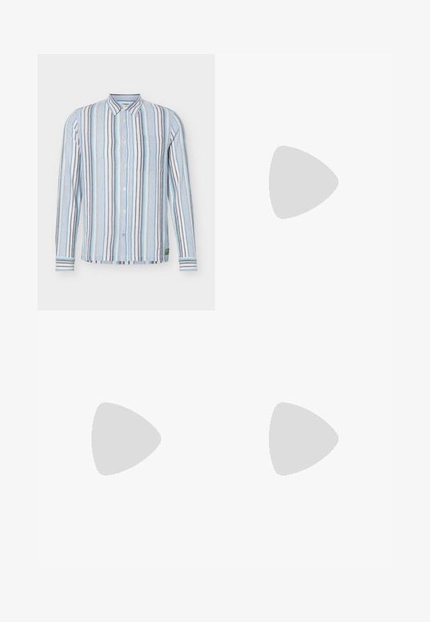 Chemise à manches longues avec boutons, à rayures verticales bleues, blanches, grises et turquoise clair, avec un col et une poche poitrine.; Shorts cargo beiges avec taille élastique, fermeture à cordon, et poches à rabat de chaque côté, présentés sur un fond blanc.; Baskets en toile beige avec un bout arrondi, semelle en jute, accent en cuir marron au talon et couture ton sur ton sur le côté.; Petit sac bandoulière beige avec poche avant zippée, logo métallique ALDO, sangle large ajustable et forme rectangulaire arrondie sur fond blanc.