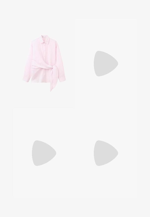 Chemise à manches longues rose clair avec boutons, rayures discrètes et un détail de nœud en tissu sur le côté droit à la taille.; Pantalon rose pâle à jambes droites avec passants de ceinture et détails de couture avant, présenté sur un fond blanc.; Chaussure slingback beige à bout pointu avec petit talon kitten et bride réglable à boucle.; Sac à main en cuir couleur crème avec poignée supérieure, rabat avant, fine sangle décorative et bandoulière amovible avec ferrures dorées.