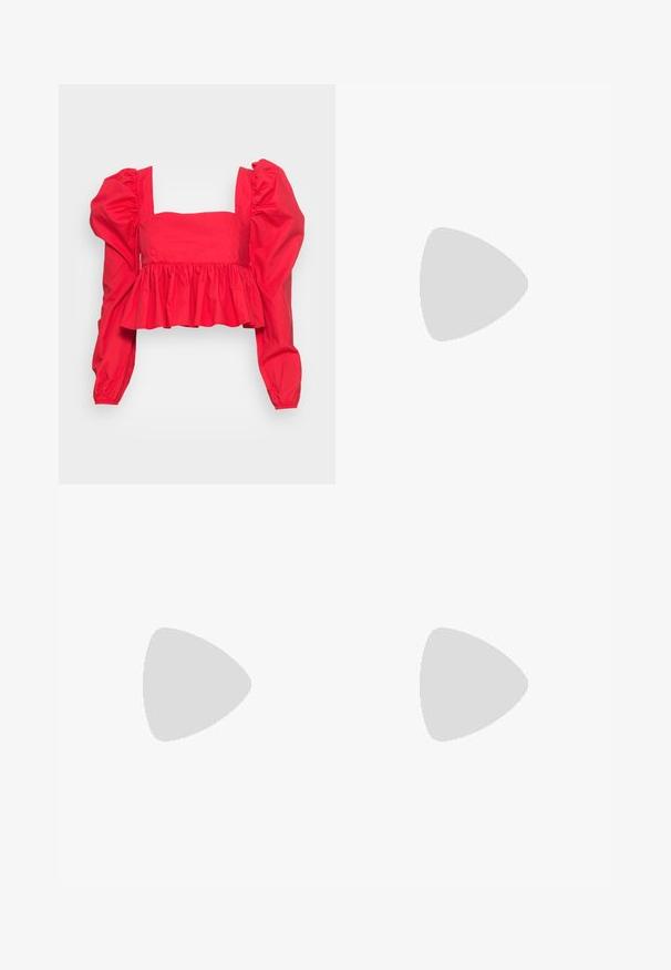 Glamorous SMOCK CROP TOP WITH TIE BACK - Bluse - red; Rød strikket nederdel med en tætsiddende pasform, der har en sideslids og en kant, der sidder lige over midt-lår. Glat tekstur, enkel konstruktion.; Sort sklidesandal med bred rem, justerbart spænde, flad sål og glat mat tekstur. Enkel design uden ekstra mønstre.; Sorte katteøje solbriller med mørkegrå linser, slankt plastisk stel, spidse hjørner og lige stænger. Ingen synlig hardware eller dekorationer.