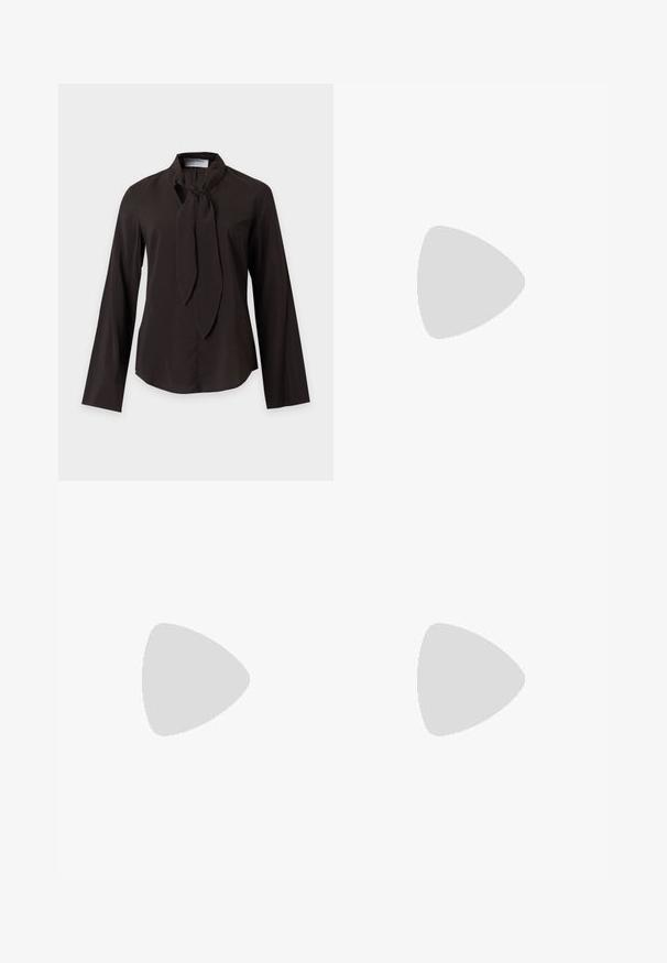 Sort langærmet bluse med et bundet halstørklæde-detalje og en let buet kant, vist på en ensfarvet lys baggrund.; Blå denim flared jeans med høj talje, fem-lomme design og metalknaplukning. Glat tekstur, afslappet stil og minimal syning.; Bourgognefarvede balletflade sko i fløjl med rundet tå og lav hæl, med en glat tekstur og elegant design.; Lille rød perlebesat clutch med sølvspænde og kæderem på en ensartet hvid baggrund.