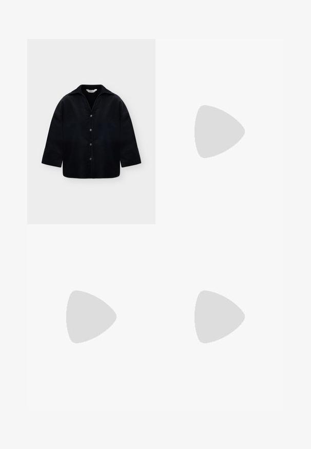 Sort skjorte med knapper, lange ærmer og krave, vist fladt på en lys baggrund med mærke "ONLY" inde i halsudskæringen.; Mørkeblå, flagrende jeans lavet af denim, med høj talje, forfickter og metalknaplukning. Glat tekstur med ensartet syning.; Sorte læder slingback-sko med spids tå, med en smal rem og en sølvspænde-detalje på siden. Flad sål.; Bordeaux håndtaske lavet af glansfuldt materiale, rektangulær form, med to skulderremme og subtile buede detaljer på forsiden.