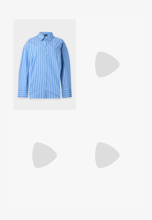 Camisa azul claro de manga larga con rayas verticales blancas y oscuras, bolsillo delantero, cierre con botones y puños anchos.; Jeans skinny azul claros de denim, con cinco bolsillos, cierre de botón y cremallera, y ligeramente deslavados para un aspecto usado.; Tacones de slingback negros con punta afilada, hechos de material brillante, que presentan acentos recortados y un tacón moderado para mayor soporte.; Bolso de mano de cuero negro con forma redondeada, decorado con detalles de tachuelas plateadas y un asa corta. Textura lisa y cierre con cremallera.