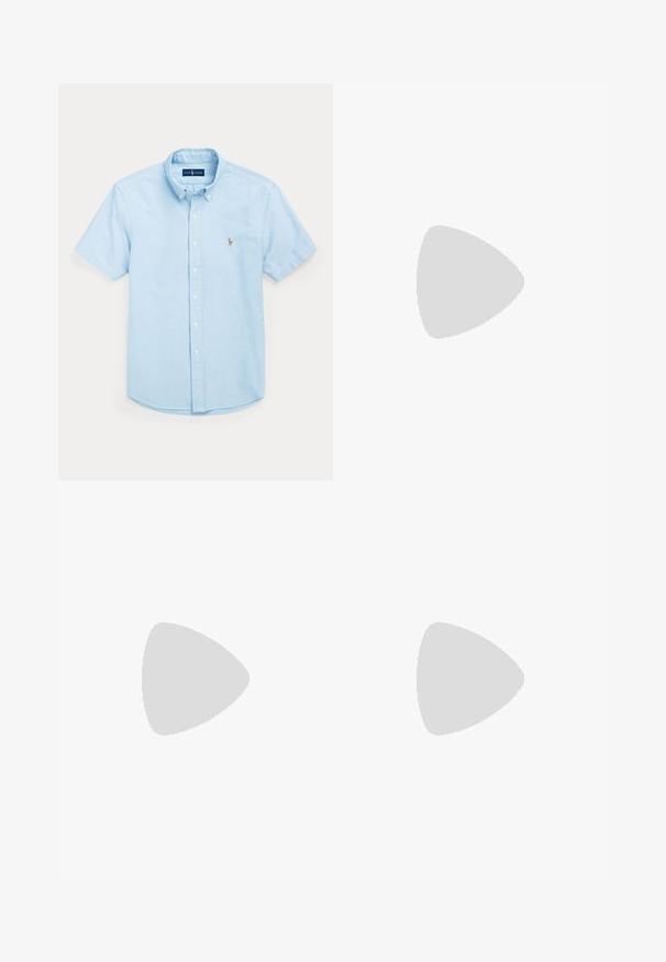 Camisa azul claro de manga corta con botones, cuello abotonado y pequeño logo bordado en el pecho izquierdo.; Vaqueros blancos de corte ajustado con cinco bolsillos, cierre de botones y trabillas para cinturón, extendidos sobre un fondo liso y claro.; Zapatilla blanca de caña baja con lengüeta trasera en color marrón claro, cordones blancos y un pequeño logo bordado de jugador de polo en el lateral sobre una suela gruesa.; Gafas de sol rectangulares negras con lentes oscuros y acabado mate. Presentan un logotipo "POLO" grabado en las patillas y un diseño de marco resistente.