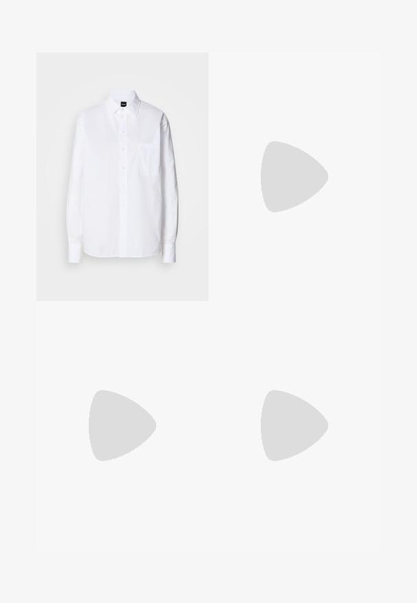 Hvid skjorte med knapper lavet af bomuld, med klassisk krave, lange ærmer, en brystlomme og en glat, sprød tekstur.; Mellemblå højtaljede straight-leg jeans med forlommer, bæltestropper, knappelukning og subtile falmede detaljer på lår og knæ.; Hvide lædersneakers med beige ruskindsdetaljer, gummisål og snøredesign. Har diskret branding i guld.; Sølvøreringe i hoop-stil med en glat overflade og en række små klare sten langs den nederste kant, med en post-back lukning.