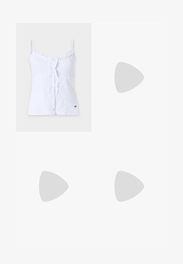 Top blanco sin mangas con botones, tirantes finos, volante a lo largo de los botones y pequeño logo bordado en la parte inferior derecha.; Jeans de mezclilla de tiro alto en un azul claro, con pierna ancha y cintura con cordón. Presentan dos desgastes en las rodillas y un dobladillo limpio. Textura suave y corte relajado.; Sandalia negra de cuero tipo tanga con tacón bajo flotando sobre una alfombra beige cerca de una mesa redonda marrón en un entorno interior minimalista.; Bolso tipo cubo de tela azul claro con correa larga, abertura superior ancha y costuras verticales cosidas, sobre un fondo blanco liso.