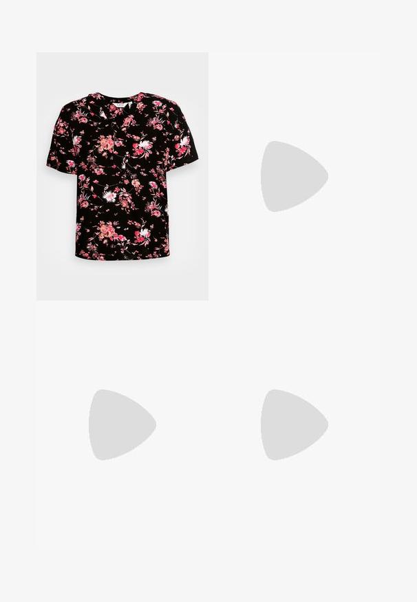 Blusa negra de manga corta con estampado floral en rosa y blanco. Presenta un escote en V y una tela suave y texturizada.; Pantalones anchos negros de tejido suave y ligero. Cuentan con una cinturilla elástica y pliegues sutiles, que ofrecen un ajuste relajado.; Chancla negra con una correa ancha, hebilla ajustable, suela plana y textura mate suave. Diseño simple sin patrones adicionales.; Gafas de sol rectangulares negras con lentes oscuros, montura de plástico grueso y patillas anchas. Superficie lisa y diseño anguloso.